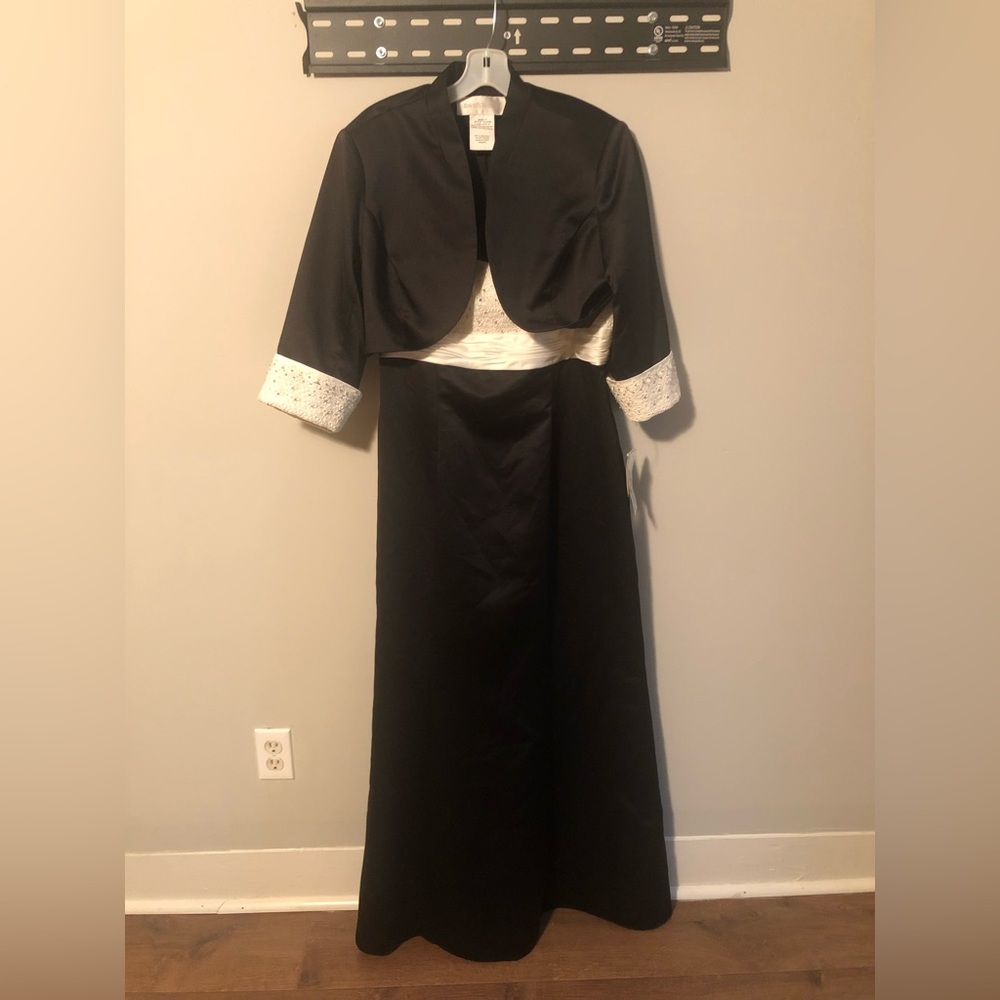 David’s Bridle Dress
NWT
Size 16
Color: Black & White